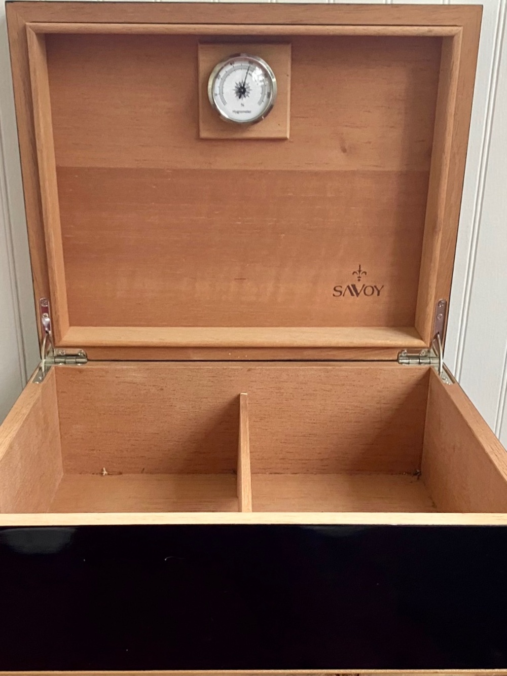 Savoy Desktop Cigar Humidor. Spanish Cedar Lining. Analog Hygrometer. Preowned.